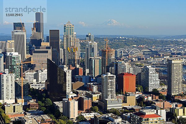 Skyline  im Hintergrund Mount Rainier  Seattle  Washington  USA  Nordamerika