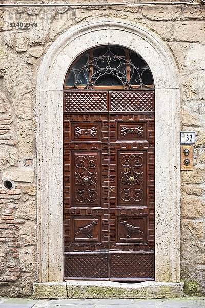 Holztür mit geschnitzten Motiven  Sorano  Toskana  Italien  Europa