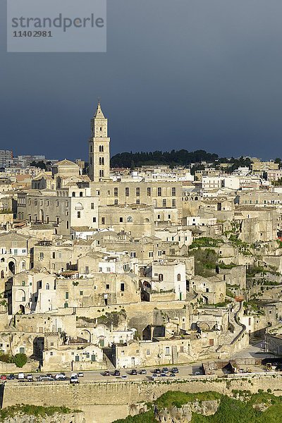 Sassi di Matera  Blick auf historisches Zentrum und Altstadt  Gewitterstimmung  dunkler Himmel  Basilikata  Italien  Europa