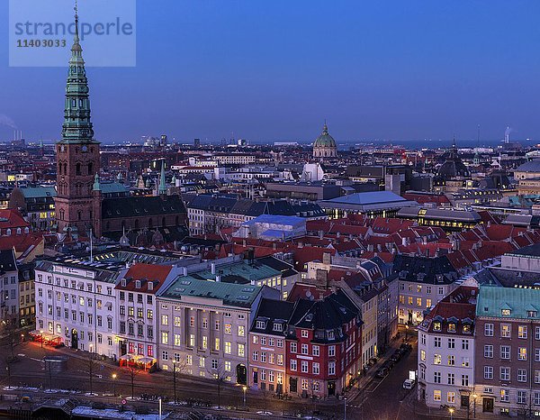 Schloss Christiansborg  Dänisches Parlament in der Abenddämmerung  Folketinget  Kopenhagen  Dänemark  Europa