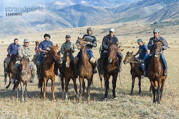 Traditionelle Kokpar oder Buzkashi auf Pferden  am Rande des Gabagly-Nationalparks  Shymkent  Südregion  Kasachstan  Asien