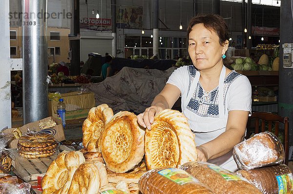 Kasachische Frau verkauft Brot  Samal Bazar  Shymkent  Region Süd  Kasachstan  Zentralasien  Nur für redaktionellen Gebrauch  Asien