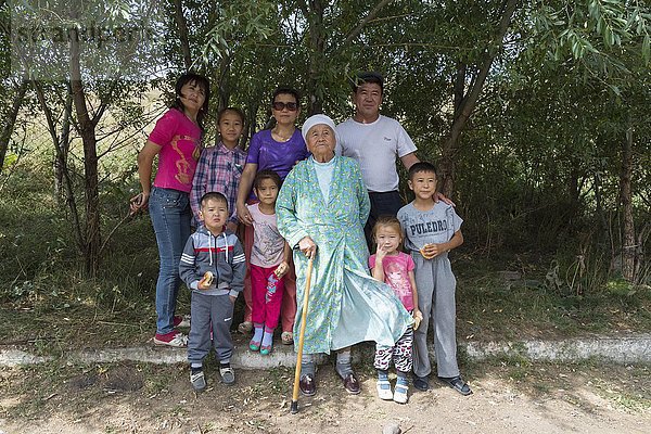 Kasachische Familie mit Kindern und älterer Frau  Provinz Almaty  Kasachstan  Asien