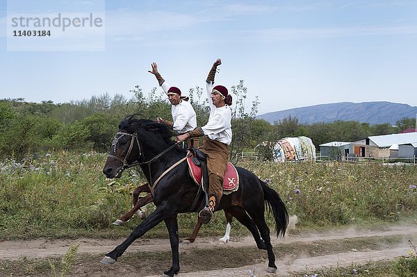 Zwei Reiter auf Pferden  Kasachisches ethnografisches Dorf aul Gunny  Talgar  Almaty  Kasachstan  Asien