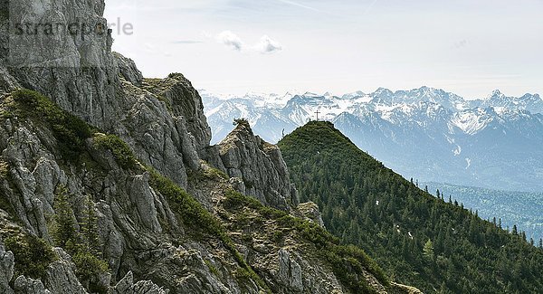 Der Herzogstand  Heimgarten schmaler Grat  Martinskopf Gipfelkreuz  schneebedeckte Berge  Oberbayern  Bayern  Deutschland  Europa