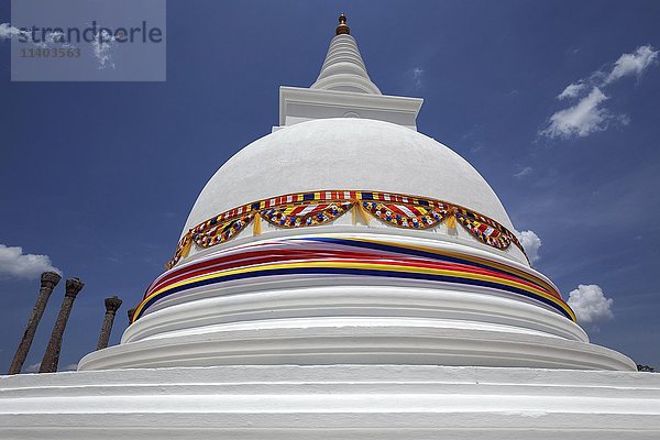 Thuparama Dagoba-Tempel  mit buddhistischen Fahnen geschmückt  Anuradhapura  nördliche Zentralprovinz  Sri Lanka  Asien