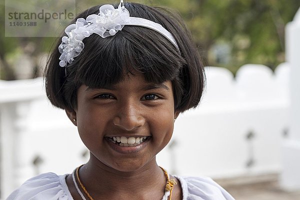 Einheimisches singhalesisches Mädchen  Porträt  Haarschmuck  Anuradhapura  Nördliche Zentralprovinz  Sri Lanka  Asien