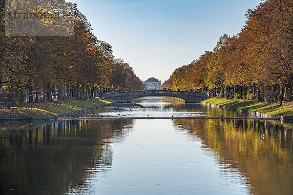 Ostseite von Schloss Nymphenburg im Herbst mit Schleusenkanal  München  Oberbayern  Bayern  Deutschland  Europa