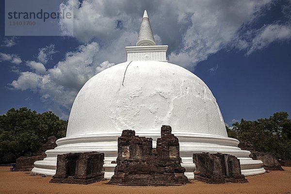 Stupa  Dagoba  Kiri Vihara  Heilige Stadt  Polonnaruwa  Nördliche Zentralprovinz  Sri Lanka  Asien