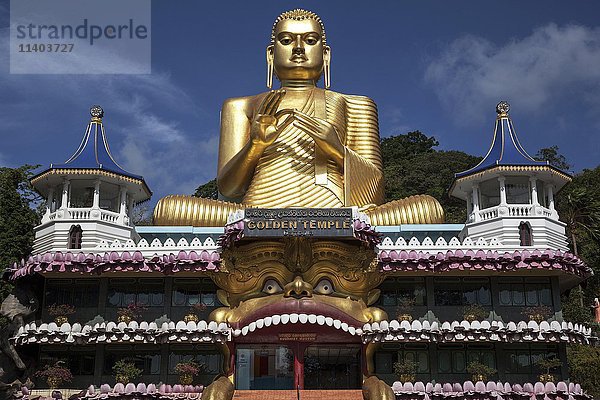 Goldene Buddha-Statue  goldener Tempel  Rangiri Vihara  Dambulla  Zentralprovinz  Sri Lanka  Asien