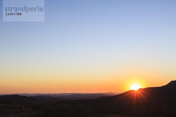 Gestaffelte Berge bei Sonnenuntergang  Grootberg Pass  Damaraland  Kunene Region  Namibia  Afrika