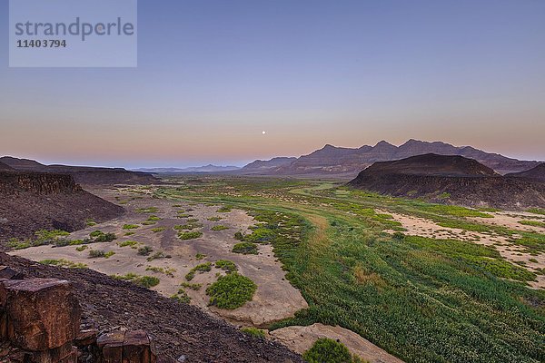 Mondaufgang im trockenen Flusstal  Abendstimmung  Huab Fluss  Damaraland  Kunene Region  Namibia  Afrika