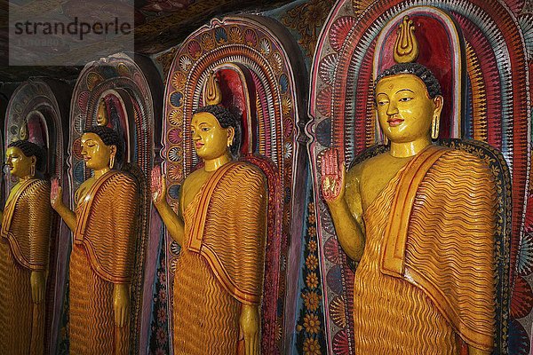 Buddha-Statuen  Innenraum  Aluvihara Felsentempel  Matale  Zentralprovinz  Sri Lanka  Asien