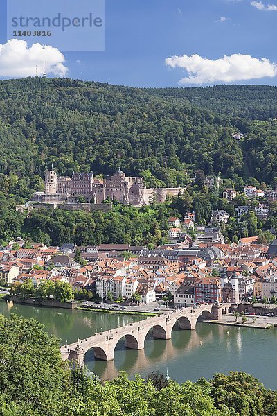 Blick auf die Altstadt mit Karl-Theodor-Brücke  Tor und Schloss vom Philosophenweg in Heidelberg  Baden-Württemberg  Deutschland  Europa