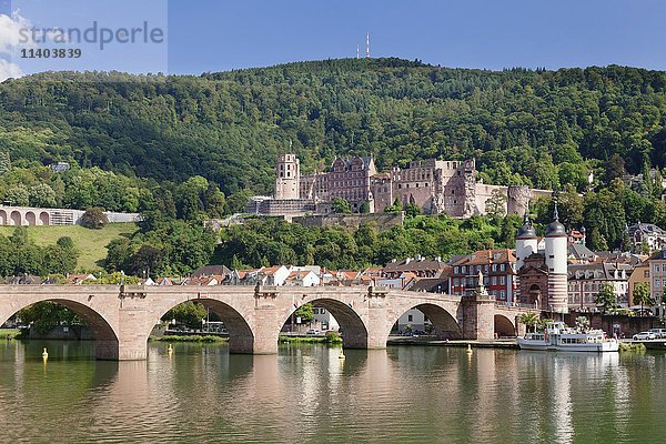 Ansicht der Karl-Theodor-Brücke und des Tores über den Neckar mit Schloss in Heidelberg  Baden-Württemberg  Deutschland