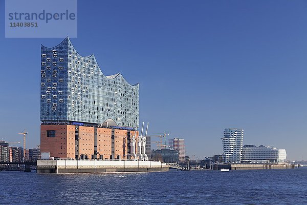 Blick über die Elbe auf die HafenCity mit Elbphilharmonie  Marco Polo Tower und Unilever-Hauptverwaltung  Hamburg  Deutschland  Europa