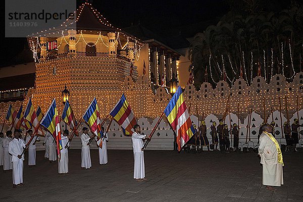 Fahnenträger  buddhistisches Fest Esala Perahera  Sri Dalada Maligawa oder Tempel der heiligen Zahnreliquie  Kandy  Zentralprovinz  Sri Lanka  Asien