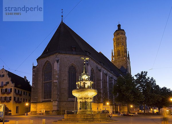 Kriegerbrunnen und Kirche St. Georg mit Danielsturm  Nördlingen  Schwaben  Bayern  Deutschland  Europa
