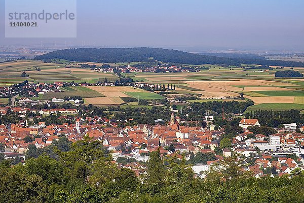 Weißenburg in Bayern und Weimersheim mit Flüglingert Berg  Blick von der Festung Wülzburg  Mittelfranken  Franken  Bayern  Deutschland  Europa