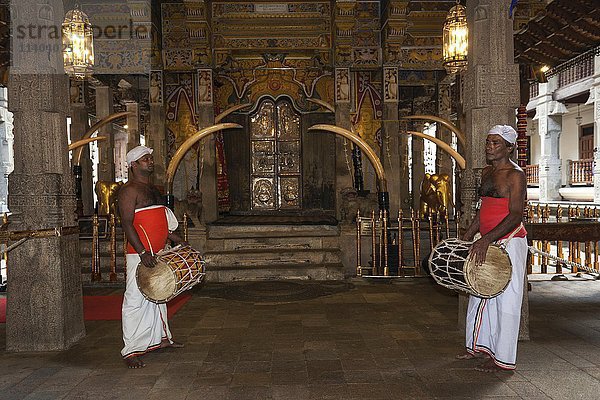 Trommler vor dem heiligen Schrein in Sri Dalada Maligawa oder dem Tempel der heiligen Zahnreliquie  buddhistisches Heiligtum  Kandy  Zentralprovinz  Sri Lanka  Asien