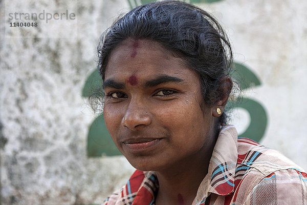Junge einheimische Frau  Teepflückerin  bei Nuwara Eliya  Zentralprovinz  Sri Lanka  Asien