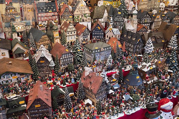 Miniaturhäuser als Weihnachtsschmuck  Nürnberger Christkindlesmarkt  Nürnberg  Mittelfranken  Franken  Bayern  Deutschland  Europa