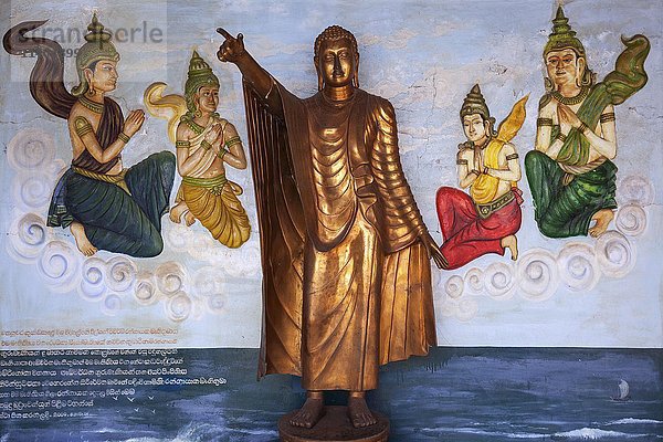 Bronze-Buddha-Statue  Stehender Buddha  Wandgemälde  Weherahena-Tempel  Matara  Südprovinz  Sri Lanka  Asien