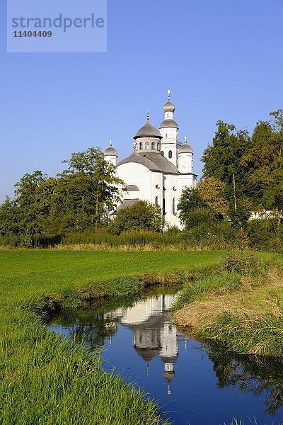 Wallfahrtskirche Maria Birnbaum und Bach Ecknach  Sielenbach  Schwaben  Bayern  Deutschland  Europa