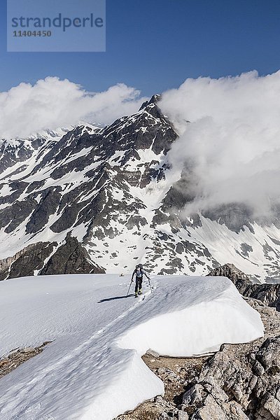 Skitourengeher beim Aufstieg auf den Hochweisse bei Pfossental in Schnals  Hochwilde im Hintergrund  Schnalstal  Meran  Provinz Südtirol  Trentino-Südtirol  Italien  Europa