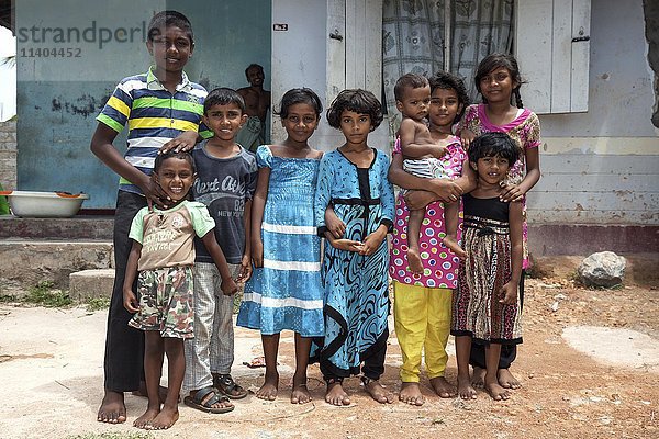 Einheimische Kinder stehen vor dem Haus  Singhalesen  Beruwela  Westliche Provinz  Sri Lanka  Asien