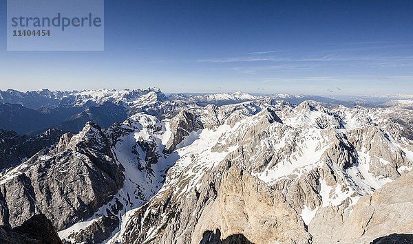 Auf der Punta Rocca an der Marmolada im Trentino  Blick vom Gipfel auf die Pala-Gruppe  Fassatal  Dolomiten  Trentino-Südtirol  Italien  Europa