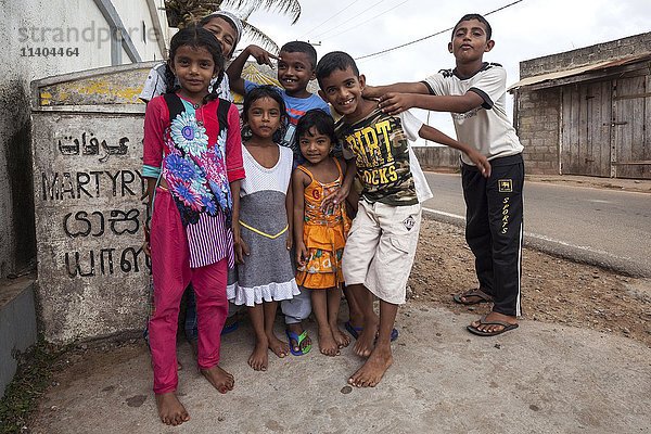 Einheimische Kinder auf der Straße  Singhalesen  Beruwela  Westprovinz  Sri Lanka  Asien