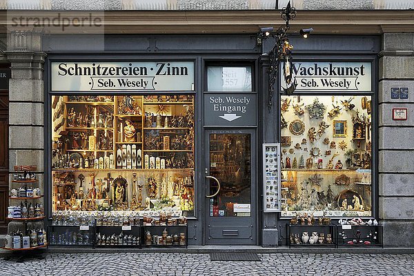 Geschäft mit Devotionalien und Souvenirs  St. Petersplatz  München  Bayern  Deutschland  Europa