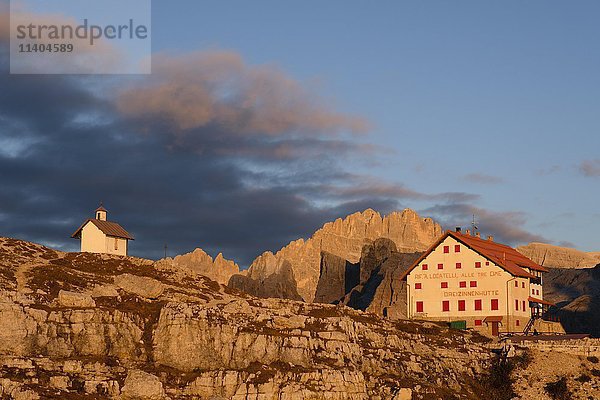 Dreizinnenhütte  Schutzhütte  Rifugio A. Locatelli  Abendlicht  dahinter Elferkofel  Sextener Dolomiten  Südtirol  Italien  Europa