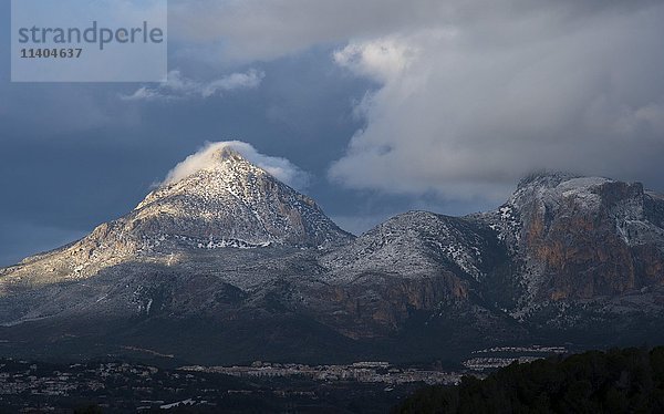 Puig Campana Berg im Winter mit Schnee  La Nucia  Provinz Alicante  Costa Blanca  Spanien  Europa