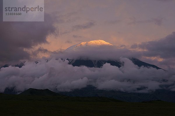 Wolkenbedeckter Vulkan Tolbachik  Abendlicht  Kamtschatka  Russland  Europa