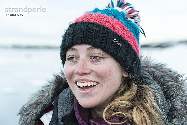 Junge Frau mit Wollmütze  lachend  Porträt  Gletscherlagune Fjallsárlón  Island  Europa