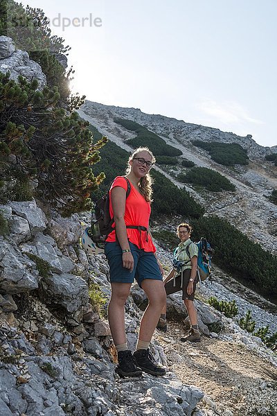 Zwei Wandererinnen auf dem Weg  Mittenwalder Höhenweg  Karwendel  Mittenwald  Deutschland  Europa
