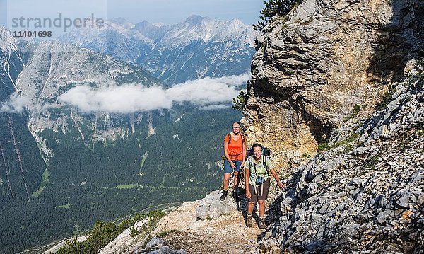 Zwei Wandererinnen auf dem Weg  Mittenwalder Höhenweg  Karwendel  Mittenwald  Deutschland  Europa
