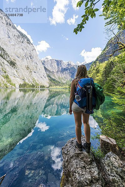 Junge Frau  Wanderin am Obersee  Spiegelung im Wasser  Salet am Königssee  Nationalpark Berchtesgaden  Berchtesgadener Land  Oberbayern  Bayern  Deutschland  Europa