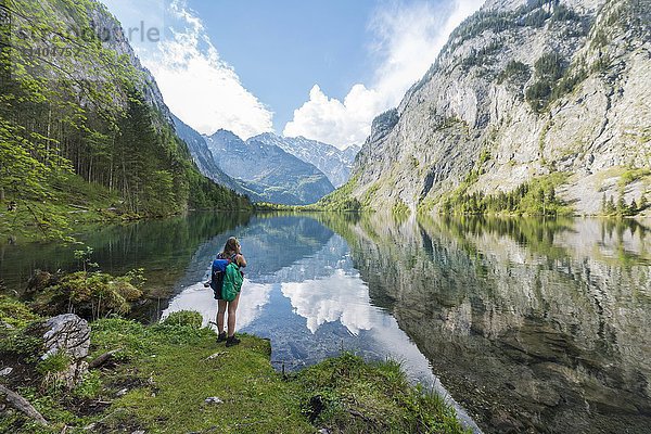 Wanderer am Obersee  Spiegelung im Wasser  Salet am Königssee  Nationalpark Berchtesgaden  Berchtesgadener Land  Oberbayern  Bayern  Deutschland  Europa