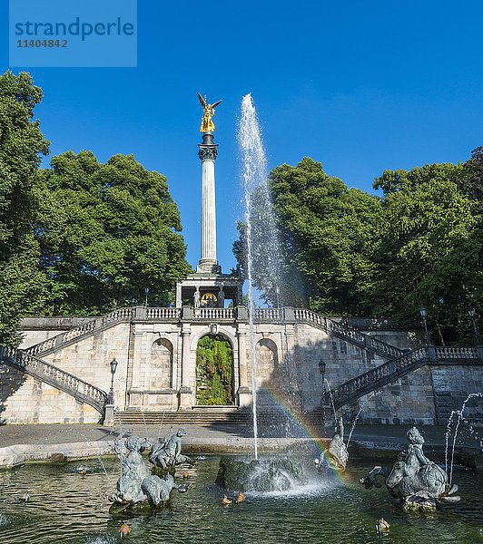 Friedensengel mit Delphinbrunnen  München  Oberbayern  Bayern  Deutschland  Europa
