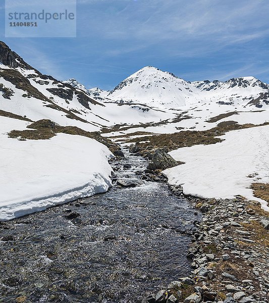 Giglachbach fließt durch verschneite Berglandschaft  Rohrmoos Obertal  Schladminger Tauern  Schladming  Steiermark  Österreich  Europa