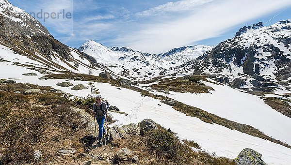 Junge Frau  Wanderin in Berglandschaft mit Schneeresten  Rohrmoos Obertal  Schladminger Tauern  Schladming  Steiermark  Österreich  Europa