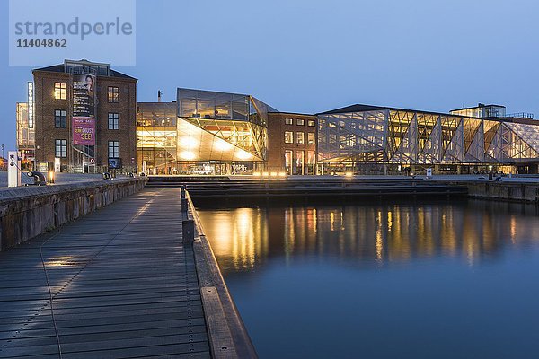 Blick in der Abenddämmerung auf den Kulturhof  ein modernes Kulturzentrum mit Bibliothek  entworfen von AART Architekten in Elsinore  Region Hovedstaden  Dänemark  Europa