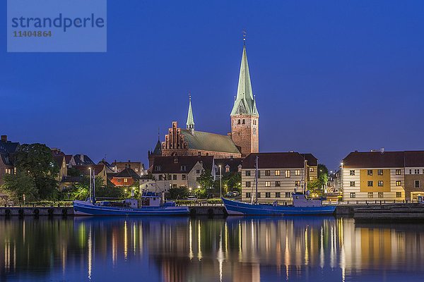 Stadtbild bei Nacht mit der St. Olai Kirche am Öresund in Helsingør  Hauptstadtregion von Dänemark
