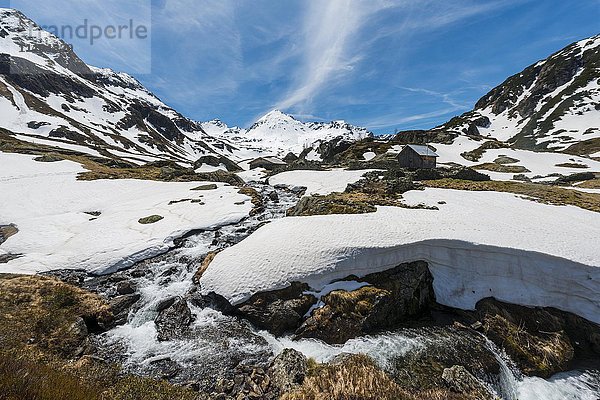 Giglachbach fließt durch verschneite Berglandschaft mit Hütte  Engelkarspitz  Rohrmoos Obertal  Schladminger Tauern  Österreichische Zentralalpen  Schladming  Steiermark  Österreich  Europa