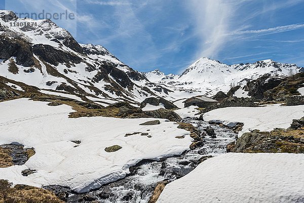 Giglachbach fließt durch verschneite Berglandschaft mit Hütte  Engelkarspitz  Rohrmoos Obertal  Schladminger Tauern  Österreichische Zentralalpen  Schladming  Steiermark  Österreich  Europa