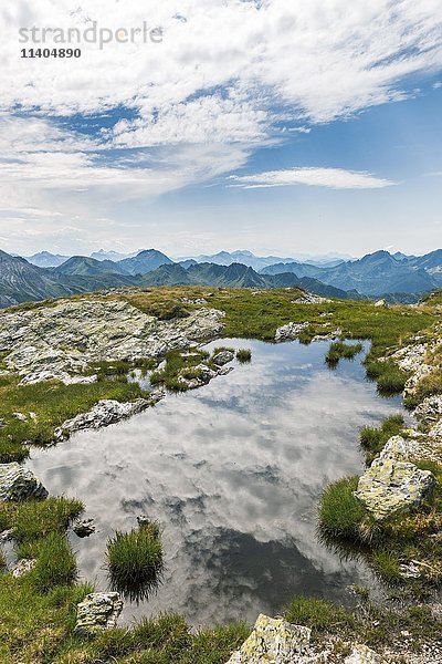 Kleiner Bergsee mit Alpenpanorama  Schladminger Tauern  Schladming  Steiermark  Österreich  Europa
