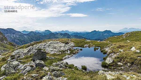 Kleiner Bergsee mit Alpenpanorama  Schladminger Tauern  Schladming  Steiermark  Österreich  Europa
